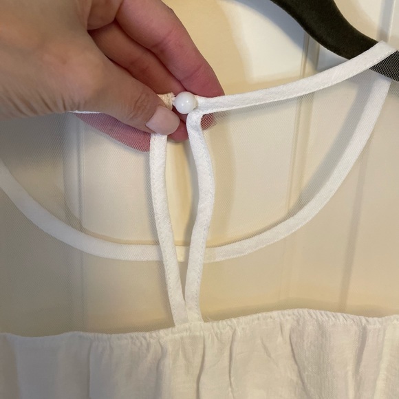 ❄️☃️wintry white date night sheer just a bit  to opaque blouse size M/L NWOT 🔥 - Picture 4 of 6